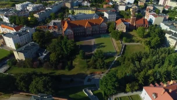 Escuela Iglesia Ciudad Vieja Gniezno Szkola Kosciol Vista Aérea Polonia — Vídeo de stock