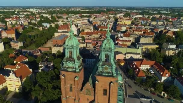 Gotik Kule Katedrali Eski Şehir Gniezno Katedra Bazylika Hava Görüntüsü — Stok video