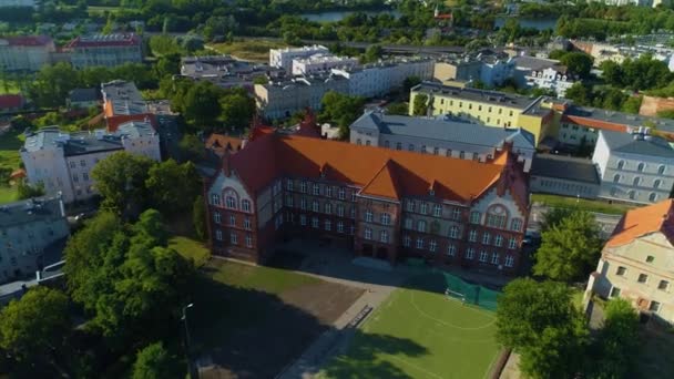 Spielplatz Der Grundschule Altstadt Gniezno Szkola Boisko Luftaufnahme Polen Hochwertiges — Stockvideo