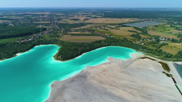ターコイズブルーの湖コニン イェジオーロ トルソー空撮ポーランド 高品質4K映像 — ストック動画