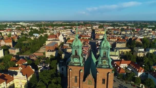 Katedral Gotik Menara Lama Gniezno Katedra Bazylika Pemandangan Udara Polandia — Stok Video