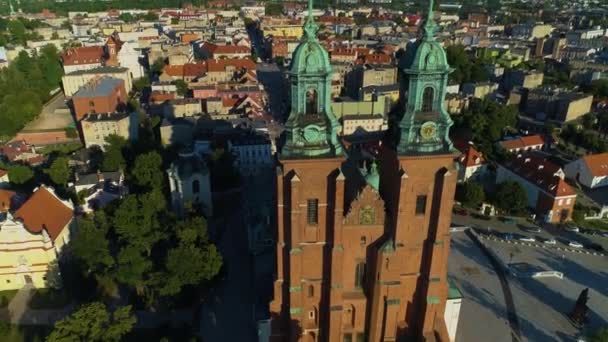 Tower Gotiska Katedralen Gamla Stan Gniezno Katedra Bazylika Flygfoto Polen — Stockvideo