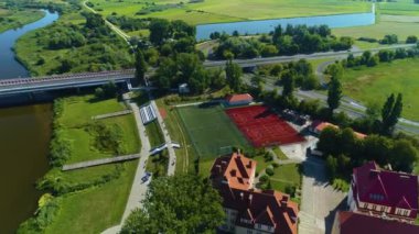 Oyun parkı Warta Konin Rzeka Boisko Hava Görüntüsü Polonya. Yüksek kalite 4k görüntü