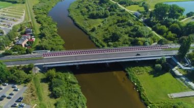 Warta Nehri üzerindeki Konin Rzeka Köprüsü. Polonya 'nın En Havadan Görünümü. Yüksek kalite 4k görüntü