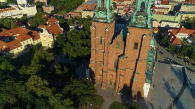 Gotik Katedral Eski Şehir Gniezno Katedra Bazylika Hava Görüntüsü Polonya. Yüksek kalite 4k görüntü