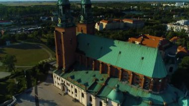 Gotik Katedral Eski Şehir Gniezno Katedra Bazylika Hava Görüntüsü Polonya. Yüksek kalite 4k görüntü