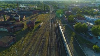 Gniezno 'daki tren istasyonu Stacja Kolejowa Hava Üssü Polonya. Yüksek kalite 4k görüntü