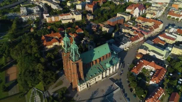 ゴシック大聖堂旧市街Gniezno Katedra Bazylika空中ビューポーランド 高品質4K映像 — ストック動画
