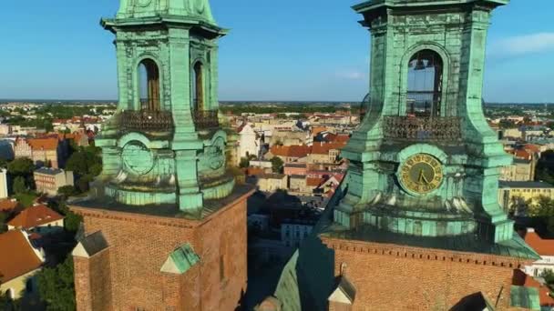 Gotik Kule Katedrali Eski Şehir Gniezno Katedra Bazylika Hava Görüntüsü — Stok video