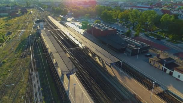 グニエズノ スタチャ コレホワ空中ビュー ポーランドの鉄道駅 高品質4K映像 — ストック動画