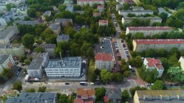 Pruszkow şehir merkezindeki Apartmanlar Bloki Havacılık Görünümü Polonya. Yüksek kalite 4k görüntü