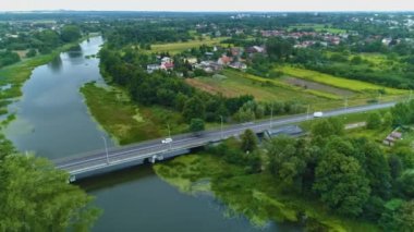 Köprü Nehri Prosna Kalisz. Rzeka 'nın en iyi hava manzaralı yeri Polonya. Yüksek kalite 4k görüntü