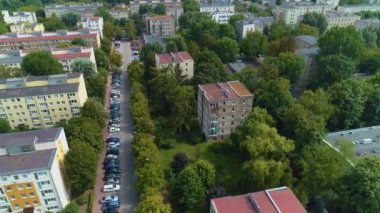 Pruszkow şehir merkezindeki Apartmanlar Bloki Havacılık Görünümü Polonya. Yüksek kalite 4k görüntü