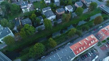 Prosna Kalisz Nehri 'nin yukarısında Rzeka Havadan Polonya görünüyor. Yüksek kalite 4k görüntü