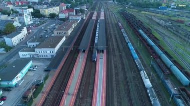 Ostrow Wielkopolski Tren İstasyonu Dworzec Kolejowy Hava Görüntülü Polonya. Yüksek kalite 4k görüntü