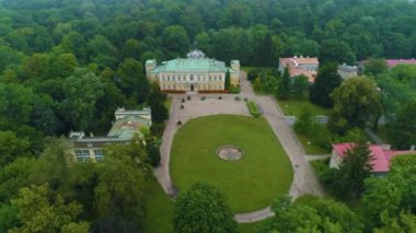 Rönesans Sarayı Skierniewice Palac Prymasowski Havacılık Görünümü Polonya. Yüksek kalite 4k görüntü