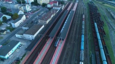 Ostrow Wielkopolski Tren İstasyonu Dworzec Kolejowy Hava Görüntülü Polonya. Yüksek kalite 4k görüntü