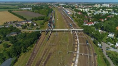 Pakoska Footbridge Demiryolu İnowroclaw Kladka Hava Manzarası Polonya 'yı izliyor. Yüksek kalite 4k görüntü