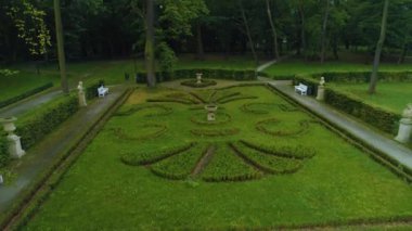 Saray Kayak Salonu 'ndaki Bahçeler Ogrody Palac Hava Manzarası Polonya. Yüksek kalite 4k görüntü