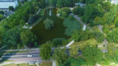 Pond Fountain Park Ostrow Wielkopolski Centrum Havacılık Görünümü Polonya. Yüksek kalite 4k görüntü