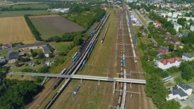 Pakoska Footbridge Demiryolu İnowroclaw Kladka Hava Manzarası Polonya 'yı izliyor. Yüksek kalite 4k görüntü