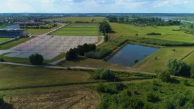 Pogon Stadyumu 'ndaki otopark. Siedlce Stadyumu. Hava manzaralı Polonya. Yüksek kalite 4k görüntü