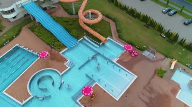 Su Parkı Kalisz Aquapark Hava Görüntüsü Polonya. Yüksek kalite 4k görüntü