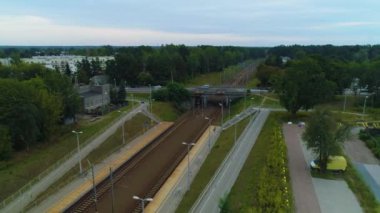 Viaduct Demiryolu Piaseczno Wiadukt Tory Kolejowe Hava Görüntüsü Polonya 'yı izliyor. Yüksek kalite 4k görüntü