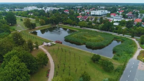 Lagoa Com Fonte Piaseczno Staw Fontanna Vista Aérea Polônia Imagens — Vídeo de Stock