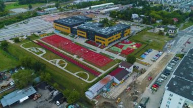 Eğitim Merkezi Piaseczno Centrum Edukacyjne Hava Görünümü Polonya. Yüksek kalite 4k görüntü