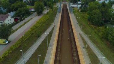 Viaduct Demiryolu Piaseczno Wiadukt Tory Kolejowe Hava Görüntüsü Polonya 'yı izliyor. Yüksek kalite 4k görüntü