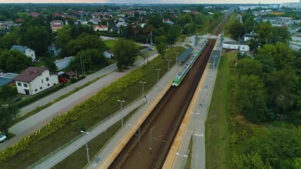 鉄道駅Piaseczno Dworzec Kolejowy空中ビューポーランド 高品質4K映像 — ストック動画