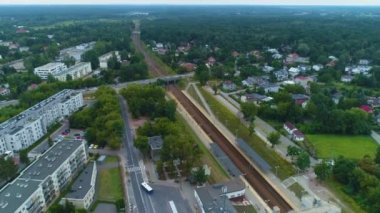 Viaduct Demiryolu Piaseczno Wiadukt Tory Kolejowe Hava Görüntüsü Polonya 'yı izliyor. Yüksek kalite 4k görüntü