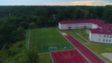 Okul bahçesi Piaseczno Boisko Szkolne Aleja Kalin Havacılık Polonya. Yüksek kalite 4k görüntü