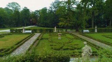 Saray Kayak Salonu 'ndaki Bahçeler Ogrody Palac Hava Manzarası Polonya. Yüksek kalite 4k görüntü