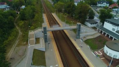 Tren İstasyonu Piaseczno Dworzec Kolejowy Hava Görüntüsü Polonya. Yüksek kalite 4k görüntü