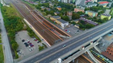 Tren İstasyonu Skierniewice Dworzec Kolejowy Wiadukt Hava Görüntülü Polonya. Yüksek kalite 4k görüntü