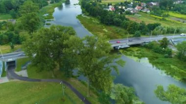 Köprü Nehri Prosna Kalisz. Rzeka 'nın en iyi hava manzaralı yeri Polonya. Yüksek kalite 4k görüntü