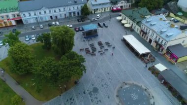 Maria Konopnicka Meydanı şehir merkezi Suwalki Centrum Plac Air View Poland. Yüksek kalite 4k görüntü