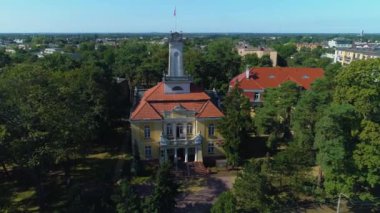 Konsey Üyesi Otwock Urzad Miasta Havadan Polonya 'ya bakıyor. Yüksek kalite 4k görüntü