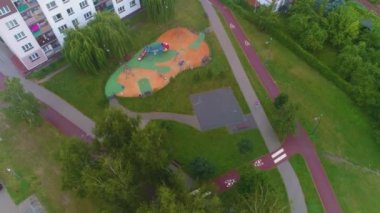 PlayGroung Fog Plac Jana Pawla Nehri Elk Meydanı Mgla Havadan Görünümü Polonya. Yüksek kalite 4k görüntü