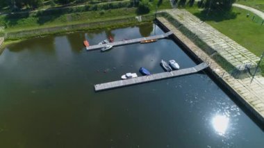 Port River Narew Ostroleka Rzeka Havacılık Polonya 'yı görüyor. Yüksek kalite 4k görüntü