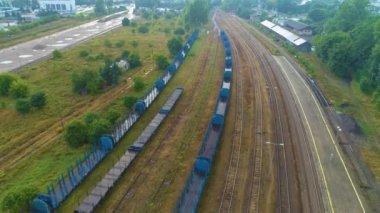 Demiryolu, Suwalki Tory Kolejowe Hava Sahası Polonya 'yı izliyor. Yüksek kalite 4k görüntü