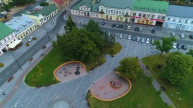 Maria Konopnicka Meydanı şehir merkezi Suwalki Centrum Plac Air View Poland. Yüksek kalite 4k görüntü
