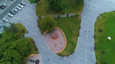 Maria Konopnicka Meydanı şehir merkezi Suwalki Centrum Plac Air View Poland. Yüksek kalite 4k görüntü