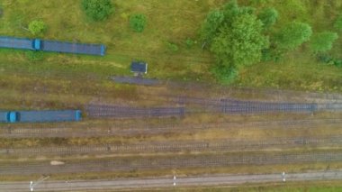 Demiryolu, Suwalki Tory Kolejowe Hava Sahası Polonya 'yı izliyor. Yüksek kalite 4k görüntü