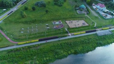 Çocuk parkı Narew Nehri Lomza Plac Zabaw Rzeka Havacılık Görünümü Polonya. Yüksek kalite 4k görüntü