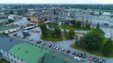 Maria Konopnicka Meydanı şehir merkezi Suwalki Centrum Plac Air View Poland. Yüksek kalite 4k görüntü