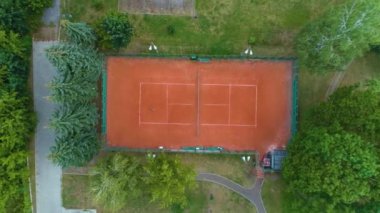 Tenis kortu Biala Podlaska Boisko do Tenisa Hava Görüntüsü Polonya. Yüksek kalite 4k görüntü