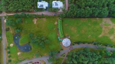 Otel Holiday Inn tatil köyü Otwock Golf Parkı Hava Manzarası Polonya. Yüksek kalite 4k görüntü